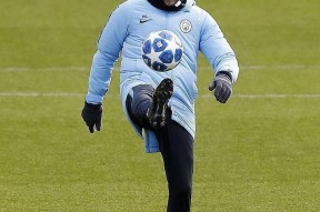 开云体育官方网-冲刺阶段里昂备战欧篮联；调整名单细节曝光；底气十足；训练强度明显提升(里昂2024赛季足球俱乐部主场球衣颜色)